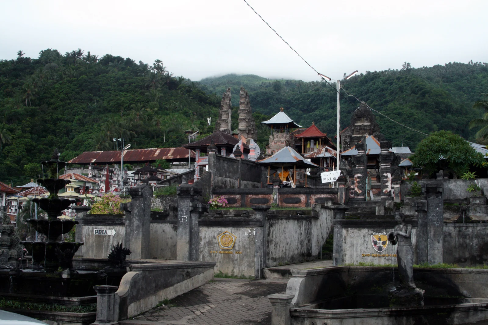 Les village and temple setting, photographed 24 March 2007.