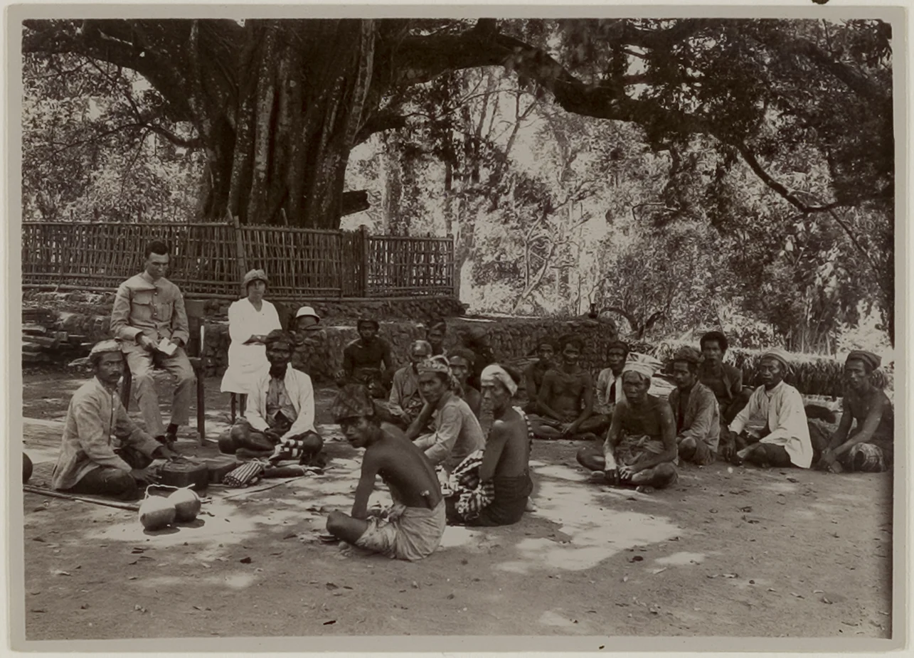 Sembiran village-square gathering during a colonial administrator’s visit; archive record published 1922, capture date unspecified.